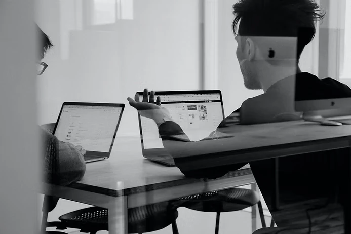 Team aziendale al lavoro su normative e policy interne, condivisione documenti digitali tramite ISOdoc.